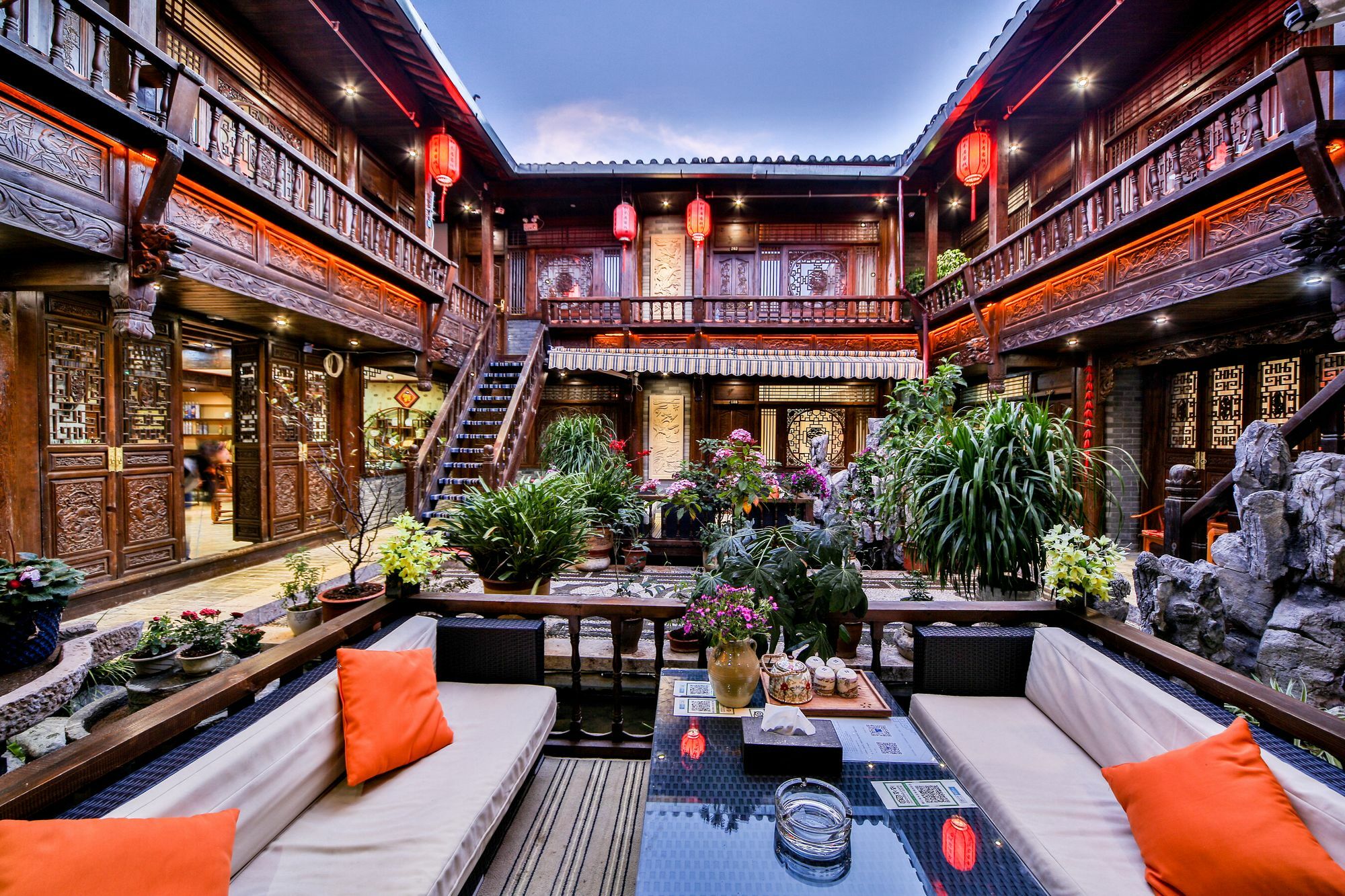 He Mu Ju Inn Zhongyi Branch Лицзян Экстерьер фото