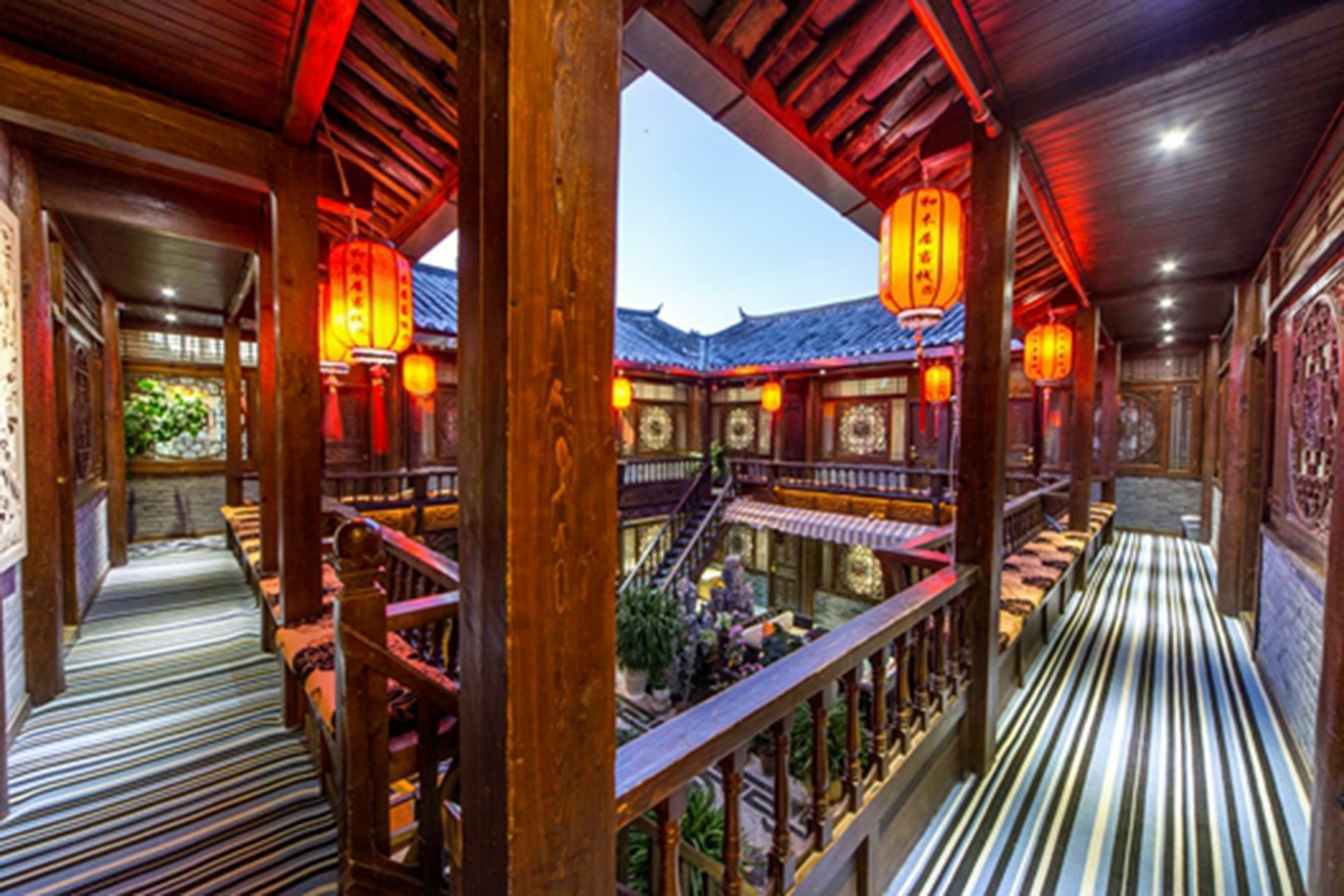 He Mu Ju Inn Zhongyi Branch Лицзян Экстерьер фото