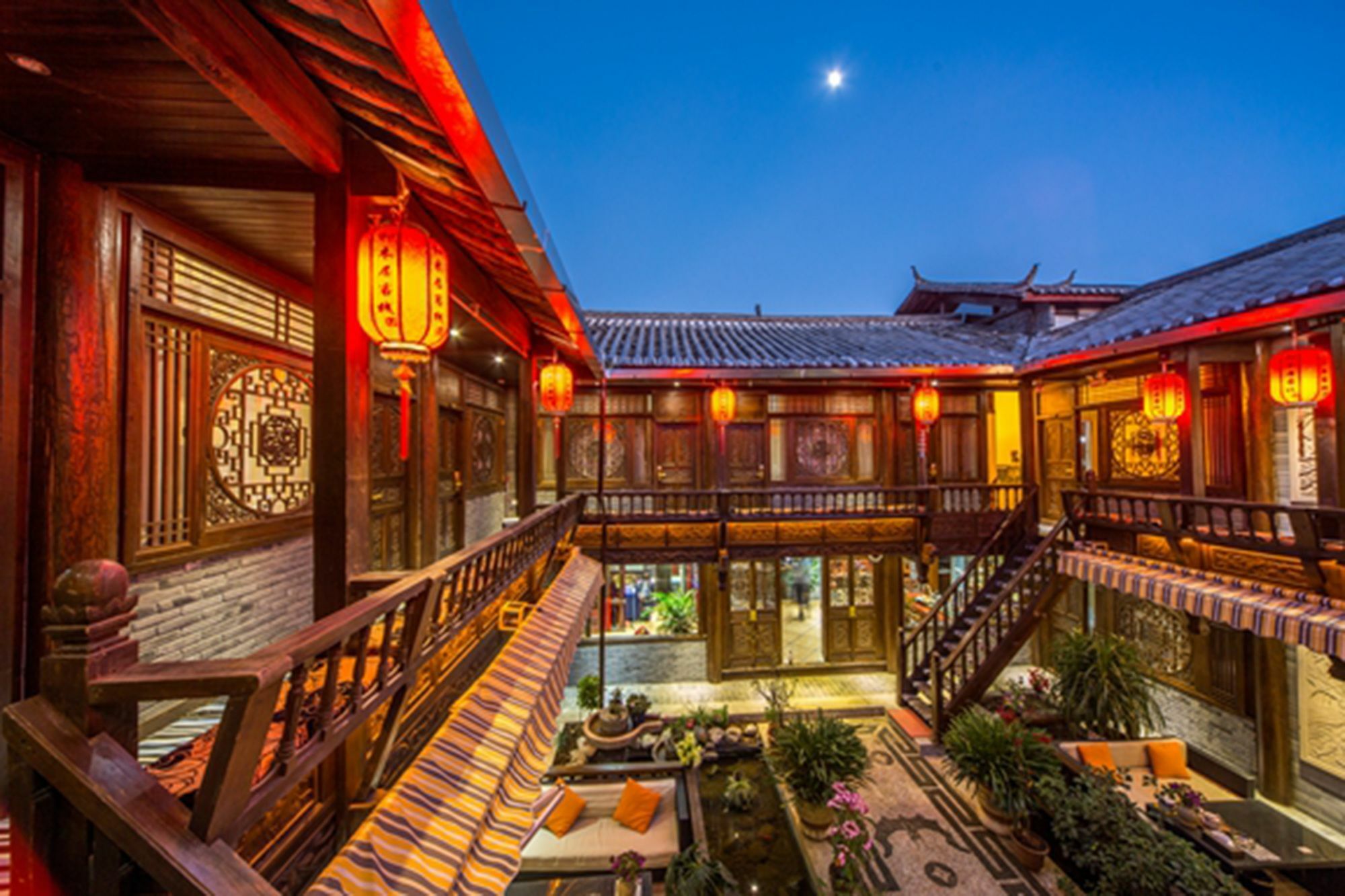 He Mu Ju Inn Zhongyi Branch Лицзян Экстерьер фото