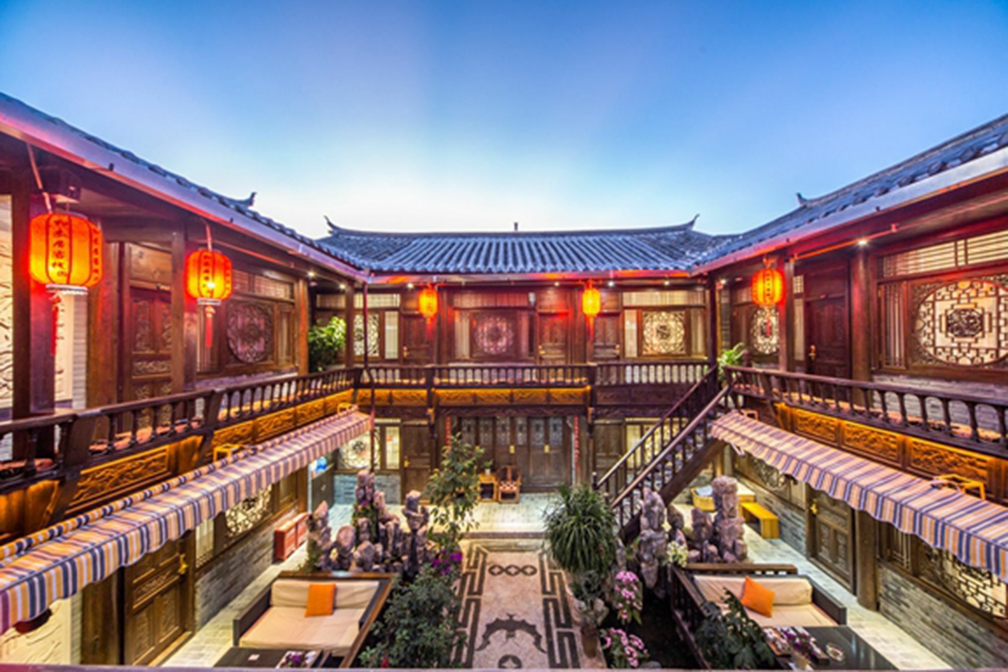 He Mu Ju Inn Zhongyi Branch Лицзян Экстерьер фото